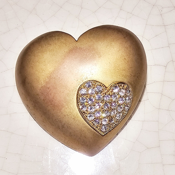 D.J. signed luxury Vintage double heart matte & rhinestone brooch - Picture 3 of 5